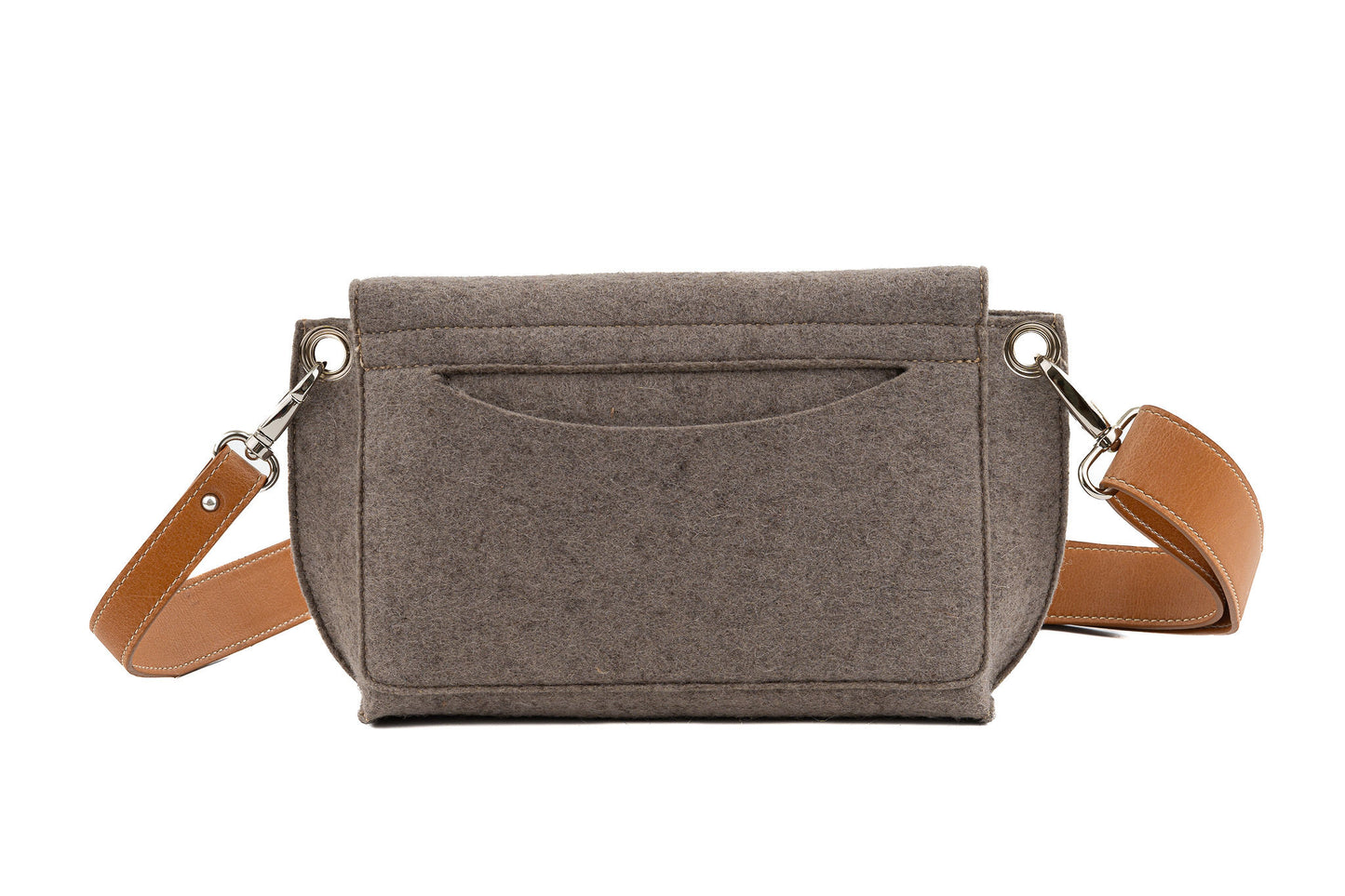 GREGOR Taupe Beltbag: A light, compact, and spacious belt bag made from 3mm Merino wool felt and vegan leather. Features include two external pockets for large phones, a smaller internal pocket for essentials, a flap with magnetic closure, and an adjustable strap. Ideal for daily use and versatile wear options. Handmade in Italy.
