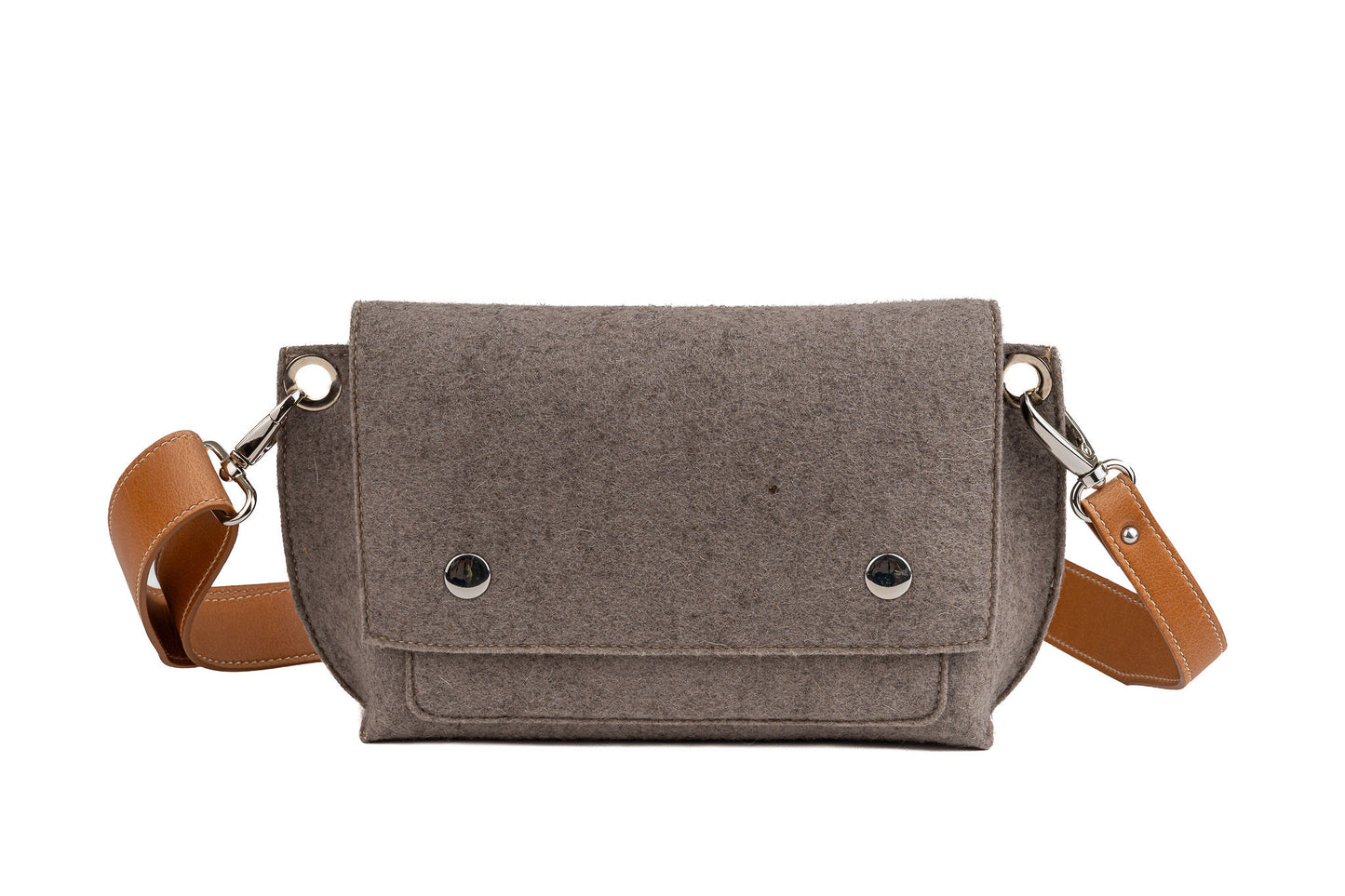 GREGOR Taupe Beltbag: A light, compact, and spacious belt bag made from 3mm Merino wool felt and vegan leather. Features include two external pockets for large phones, a smaller internal pocket for essentials, a flap with magnetic closure, and an adjustable strap. Ideal for daily use and versatile wear options. Handmade in Italy.