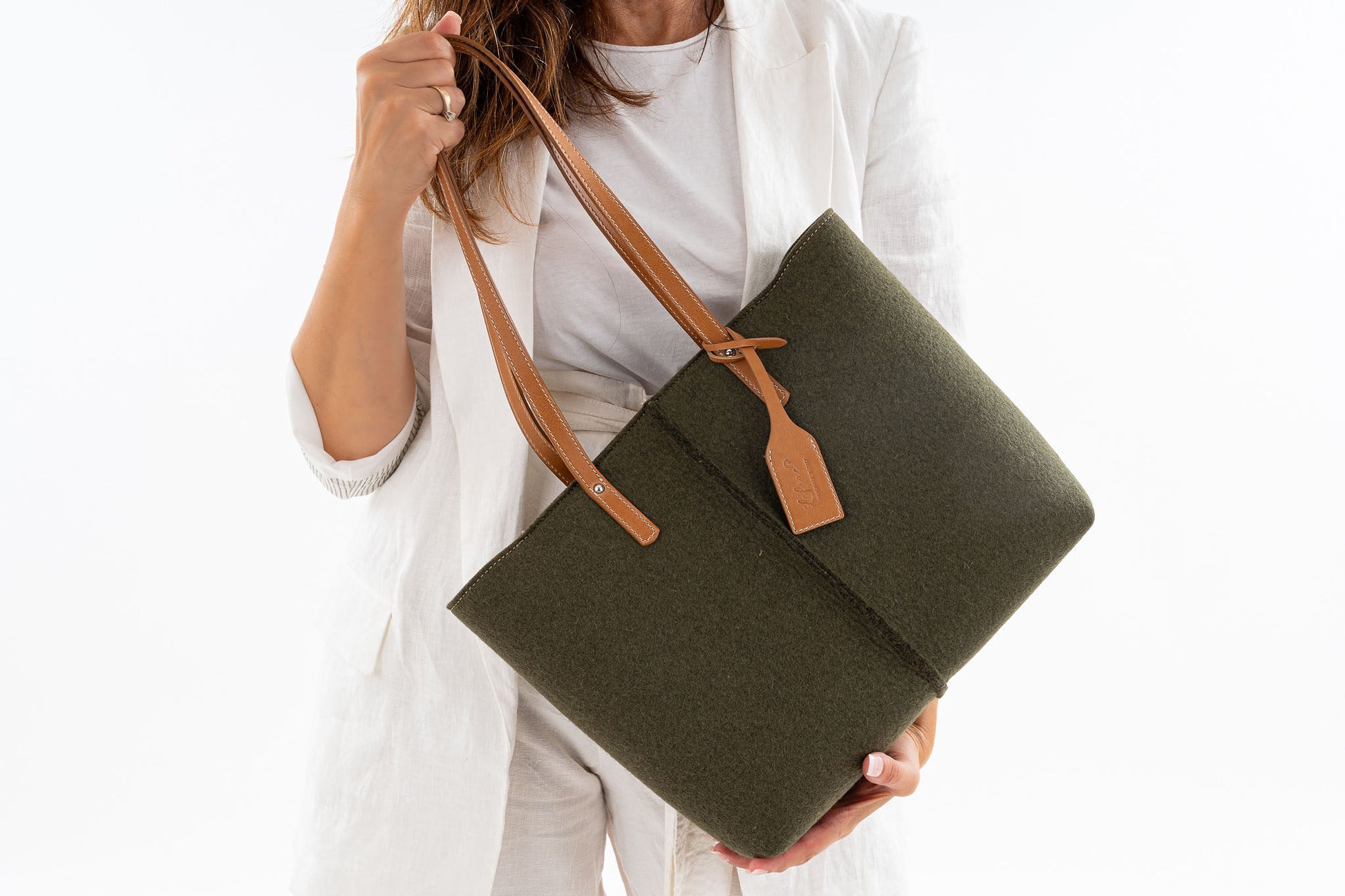 Tote Bag Medium Moss Green made from Merino wool felt and vegan leather, featuring 2 inside pockets, magnetic buttons, and handmade in Italy.