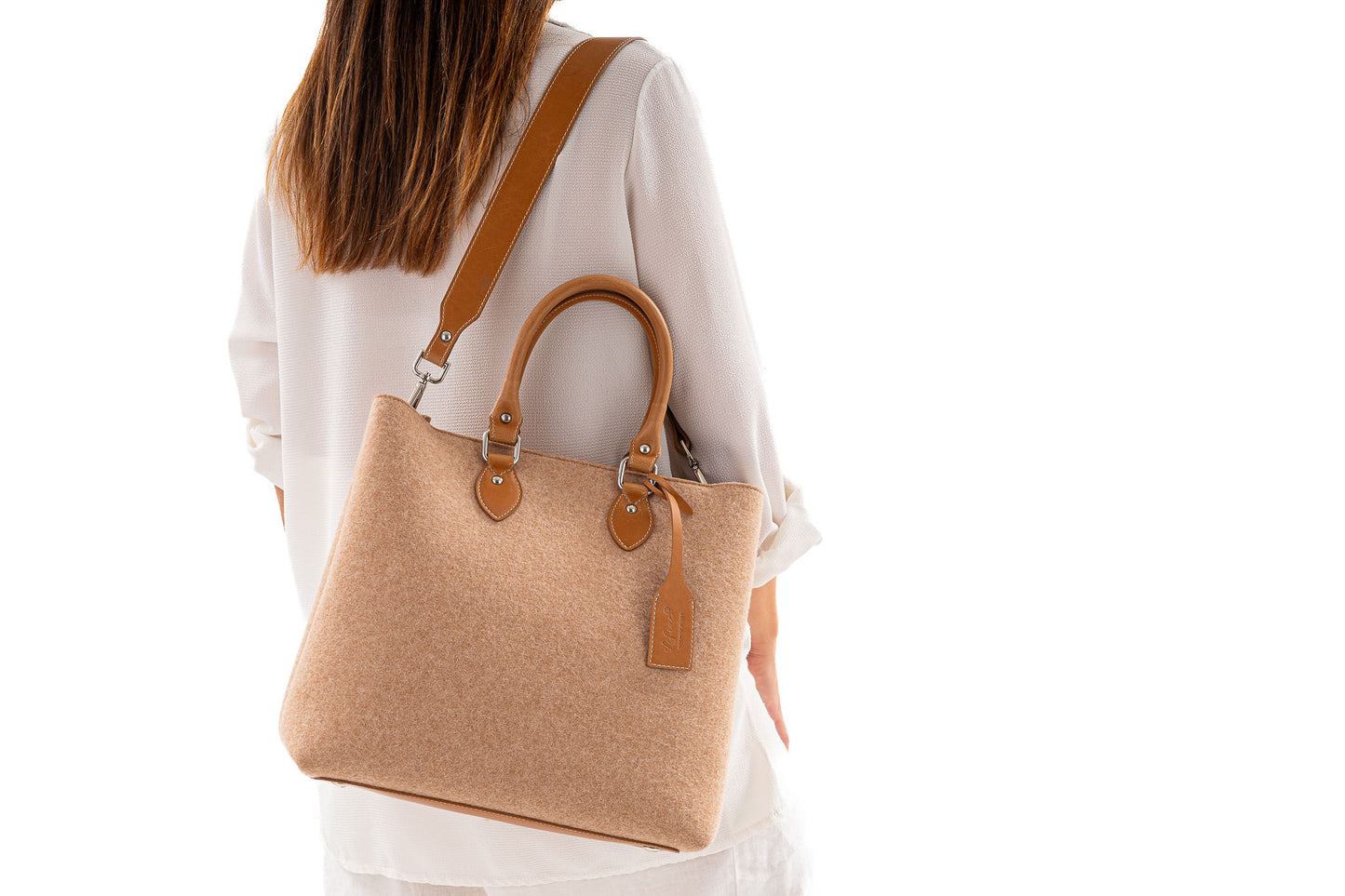 Elegant EMMA bag in merino wool felt with vegan leather handles. Detachable strap, 2 pockets, magnetic closure. Handmade in Italy for any occasion. -Lefrac