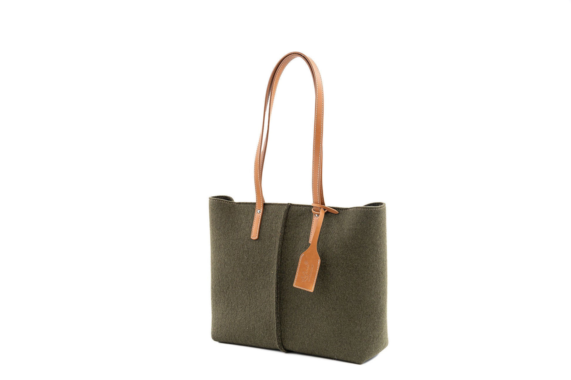  Tote Bag Medium Moss Green made from Merino wool felt and vegan leather, featuring 2 inside pockets, magnetic buttons, and handmade in Italy.