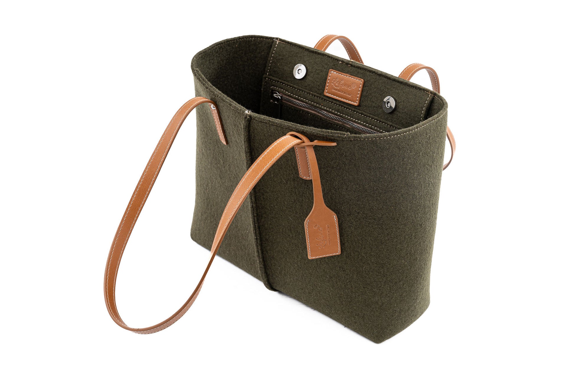  Tote Bag Medium Moss Green made from Merino wool felt and vegan leather, featuring 2 inside pockets, magnetic buttons, and handmade in Italy.