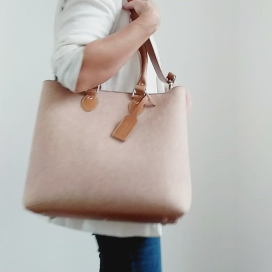 Elegant EMMA bag in merino wool felt with vegan leather handles. Detachable strap, 2 pockets, magnetic closure. Handmade in Italy for any occasion. -Lefrac