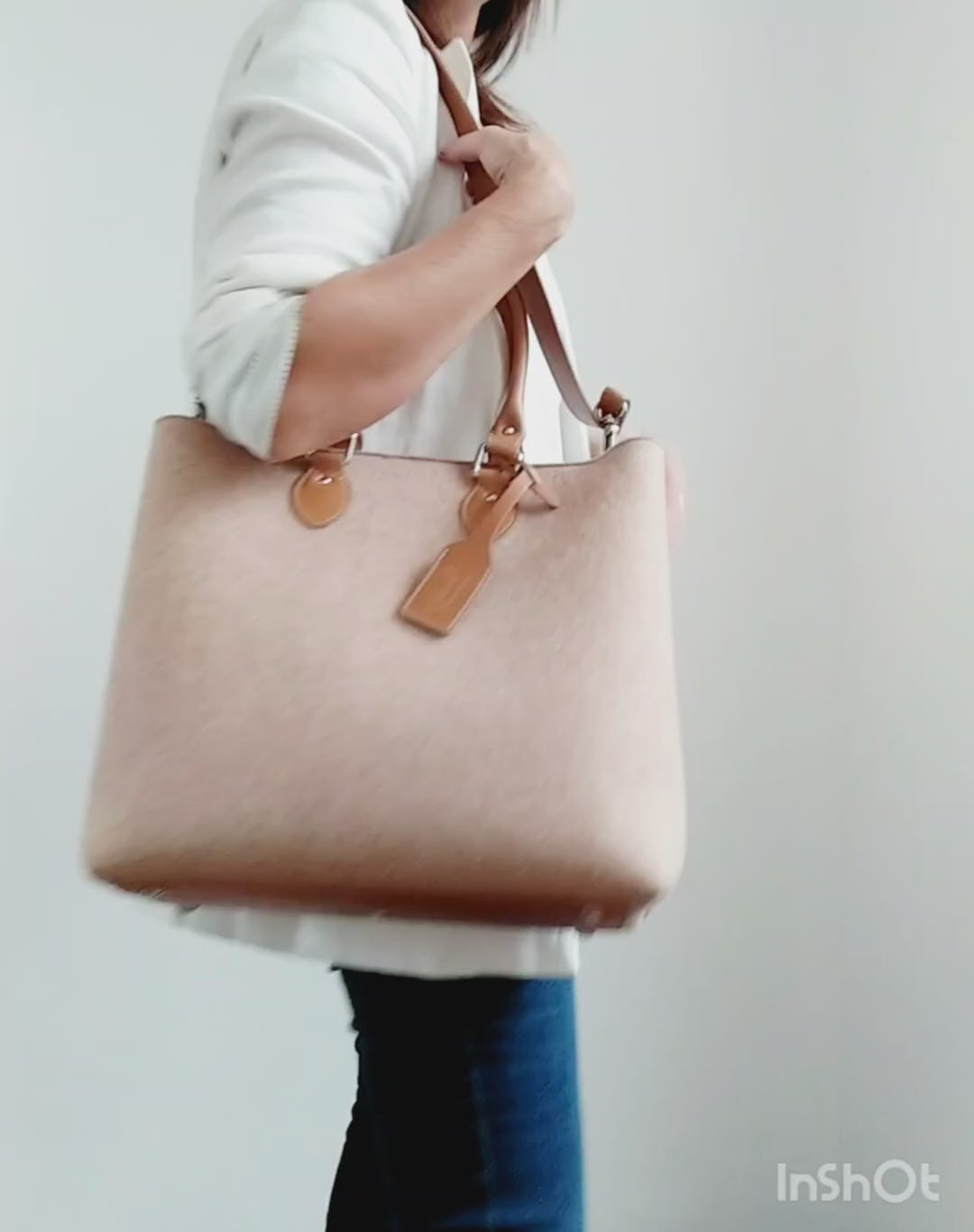 Elegant EMMA bag in merino wool felt with vegan leather handles. Detachable strap, 2 pockets, magnetic closure. Handmade in Italy for any occasion. -Lefrac